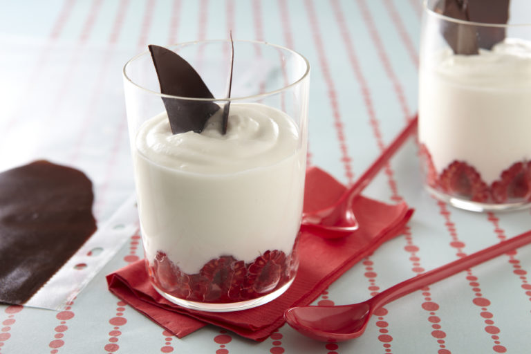 Kiri®-Mousse mit Himbeeren und Schokosplittern